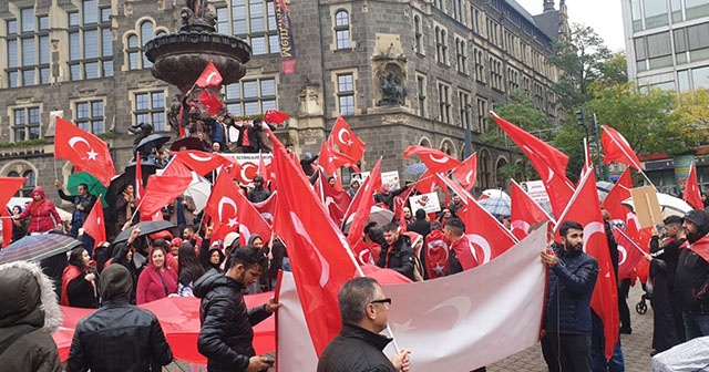 Almanya&#039;da yaşayan Türklerden &quot;Vatanına Bayrağına Sahip Çık&quot; mitingi