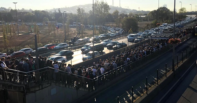 Altunizade metrobüs durağında aşırı yoğunluk