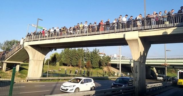 Altunizade metrobüs durağındaki aşırı yoğunluk