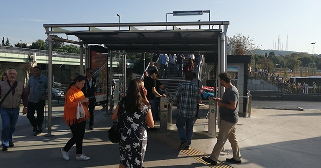 Altunizade metrobüs durağındaki çözüm şaşkına çevirdi