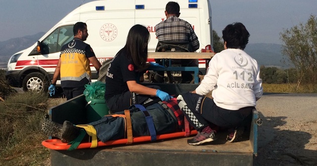 Ambulans ova yoluna giremedi, yaralı traktör kasasında taşındı