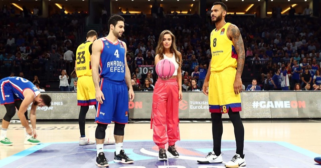 Anadolu Efes - Barcelona maçında &#039;Pembe Top&#039;