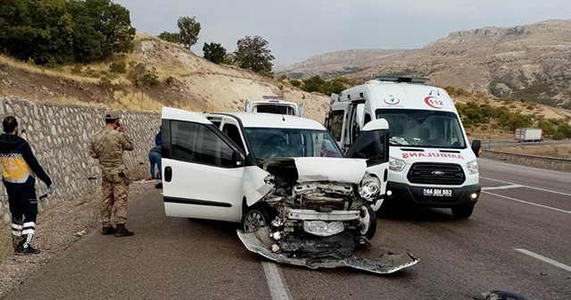 Askeri personel taşıyan araç kaza yaptı: 3’ü asker 5 yaralı