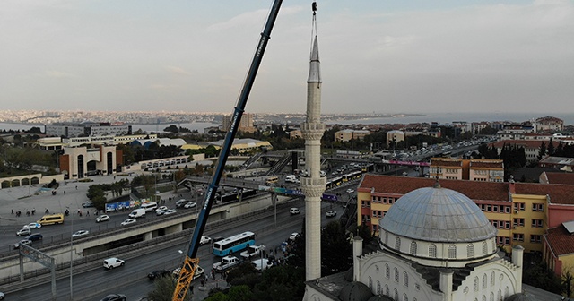 Avcılar’da depremde zarar gören caminin ikinci minaresinin sökümü başladı