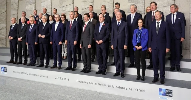 Bakan Akar, NATO aile fotoğrafına katıldı