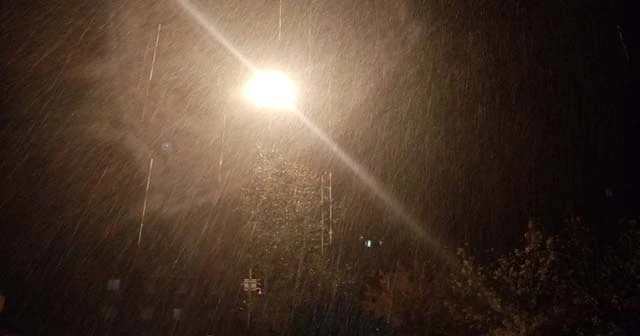 İstanbul'da beklenen yağmur geldi, gece gündüze döndü