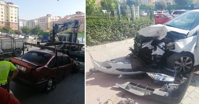Beylikdüzü'nde iki araç kafa kafaya çarpıştı: 4 yaralı