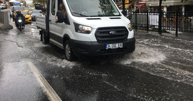 Beyoğlu’nda yollar göle döndü