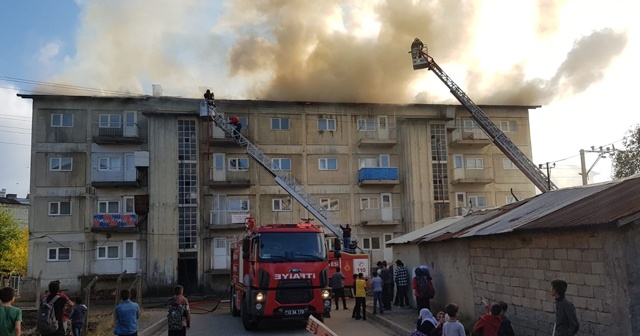 Bingöl&#039;de çatı yangını korkuttu