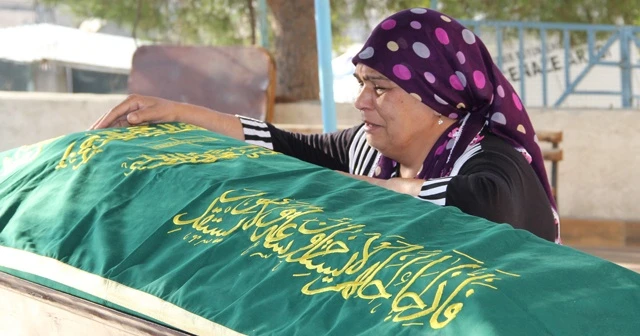 Bir annenin en zor anı: Oğlunun tabutu başında sinir krizi geçirdi