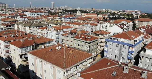 Birçok vatandaş hasarlı evlerinden taşınıyor