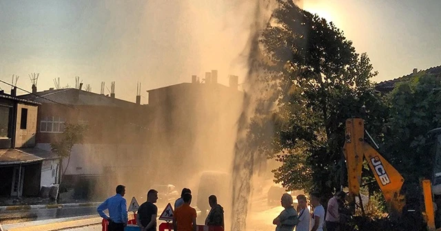 Boru patlayınca yükselen sular bina boyunu aştı