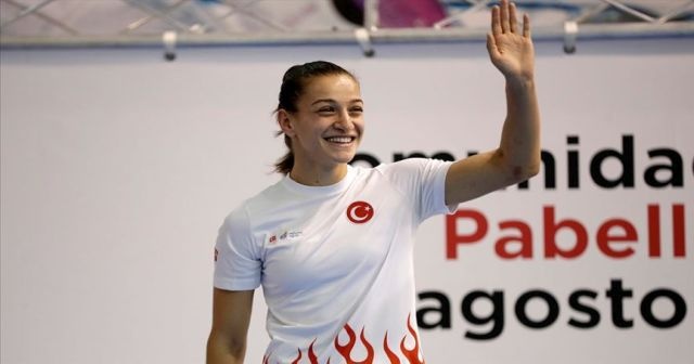 Buse Naz Çakıroğlu Kadınlar Dünya Boks Şampiyonası&#039;nda finale yükseldi
