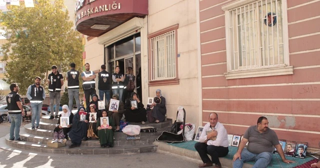 Çocuklarını bekleyen ailelerin HDP il binasındaki eylemi 40. gününde