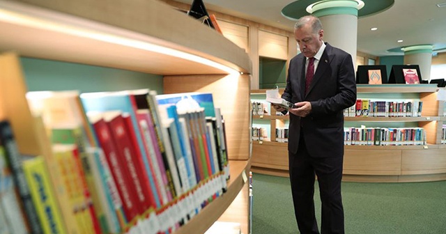Cumhurbaşkanı Erdoğan Cumhurbaşkanlığı Kütüphanesi&#039;nde incelemede bulundu