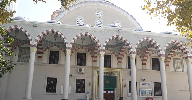 Depremde hasar gören Bakırköy Yenimahalle Camii ibadete kapatıldı