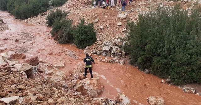 Derede mahsur kalan yaşlı kadını ekipler kurtardı