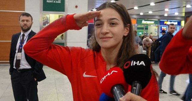 Dünya ikincisi boksör Buse Naz Çakıroğlu&#039;ndan asker selamı