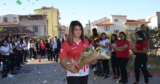 Dünya şampiyonu Habibe, okulunda coşku ile karşılandı