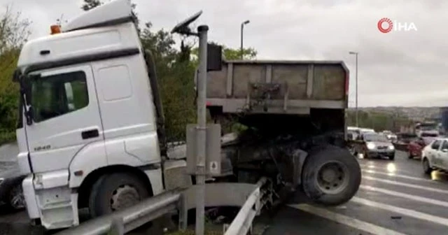 E-5 karayolunda tır bariyerlere çaptı