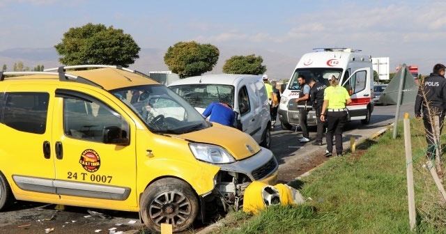 Erzincan’da trafik kazası: 2’i polis 3 yaralı