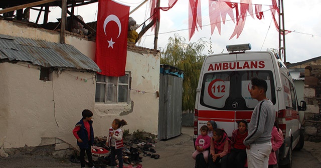 Erzurumlu şehidin baba evine Türk bayrağı asıldı