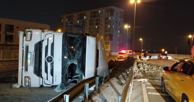 Esenler’de hafriyat kamyonu devrildi: 1 ağır yaralı