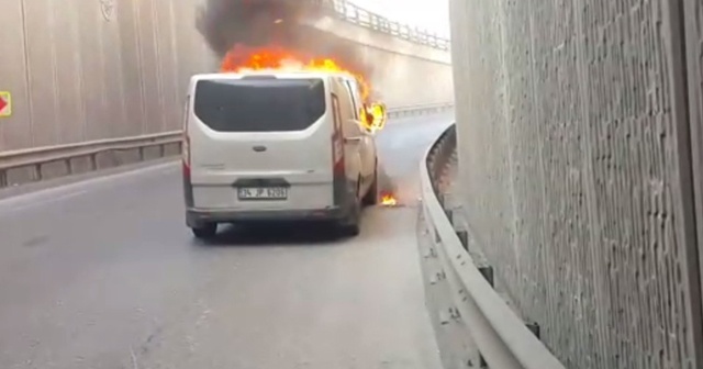 Esenyurt&#039;ta bulunan bir alt geçitte ticari minibüs alev alev yandı