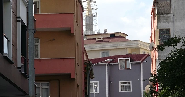 Eşiyle tartışan kadın kendisini ikinci kattan aşağı attı