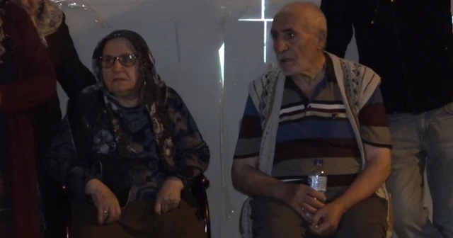 Evi yanan yaşlı çifti komşuları kurtardı