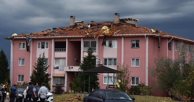 Fırtına apartman çatısını uçurdu