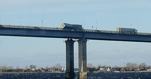 Fırtına köprü üstündeki TIR&#039;ı yan yatırdı