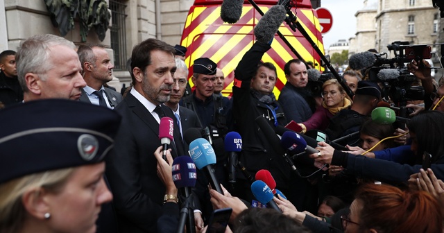 Fransa İçişleri Bakanı Castaner, saldırı yerini ziyaret etti