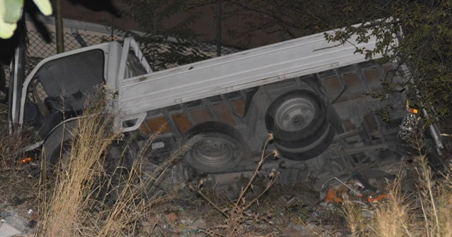 Freni boşalan kamyonetin çarptığı araç yaklaşık 50 metreden uçtu