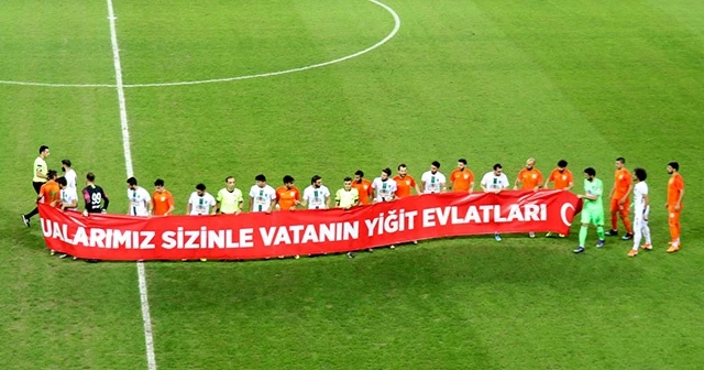 Futbol maçında Mehmetçiğe pankartlı destek