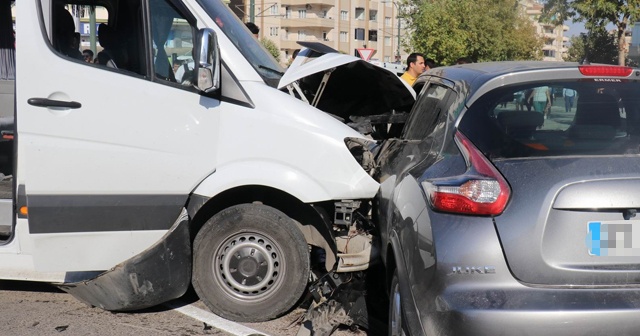 Gaziantep&#039;te öğrenci servisi kaza yaptı: 6 yaralı