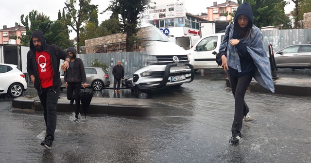 Gece boyunca etkili olan sağanak yağmur sabah da devam etti