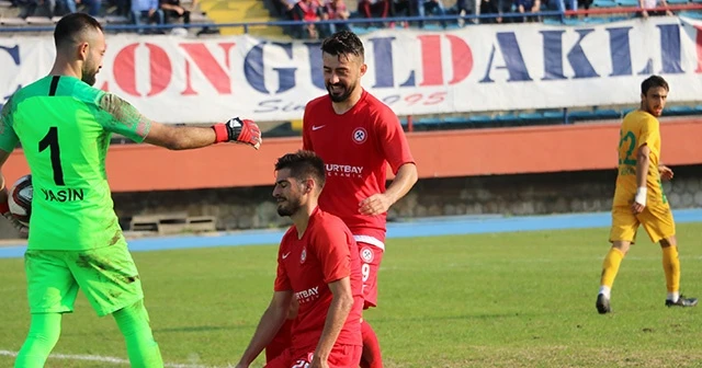 Gol kaçıran oyuncuyu rakip takım kalecisi kollarında teselli etti