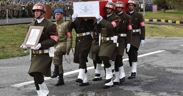 Hakkari&#039;de şehit asker için tören