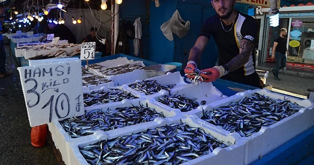 Hamsinin fiyatı düştü: 3 kilosu 10 liradan satılıyor