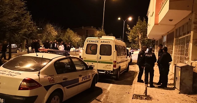 İki genç evde ölü bulundu