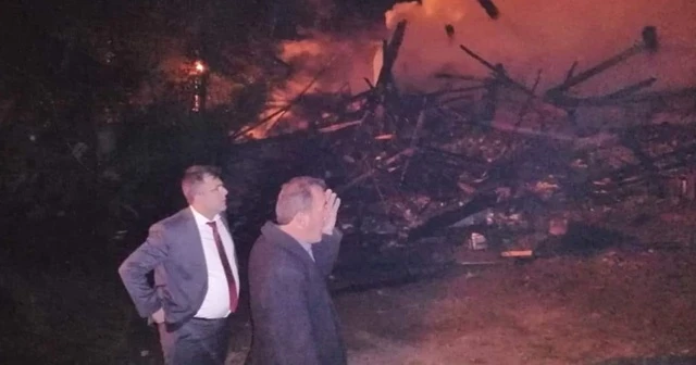 İki katlı ev kül oldu, 5 ton sarımsak yandı