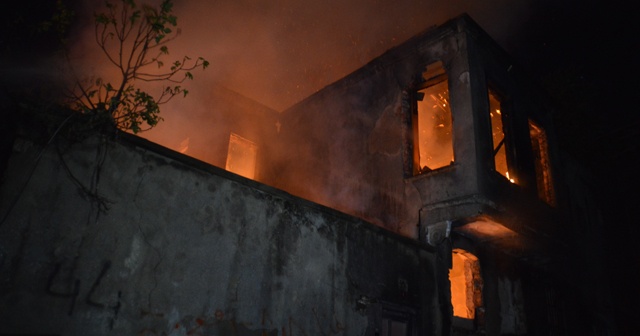 İki katlı metruk bina alev alev yandı
