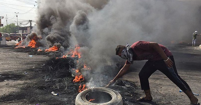 Irak&#039;ta protestocular TV kanallarına saldırdı