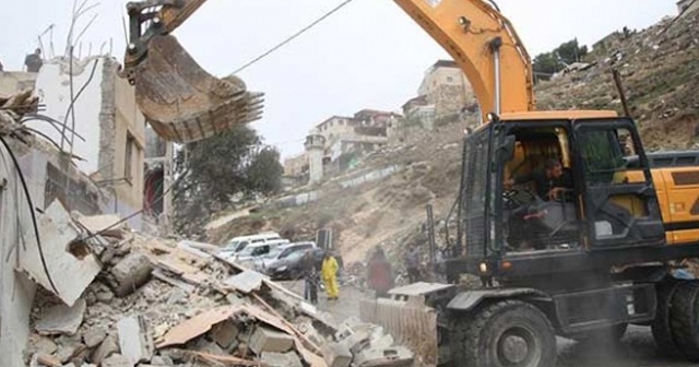 İsrail Batı Şeria&#039;da Filistinlilere ait bir evi yıktı