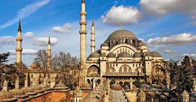İstanbul'da tüm camilerde sela okundu