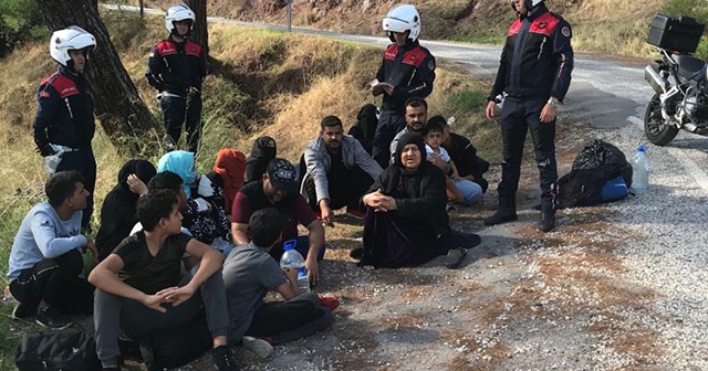 İzmir&#039;de 65 düzensiz göçmen yakalandı