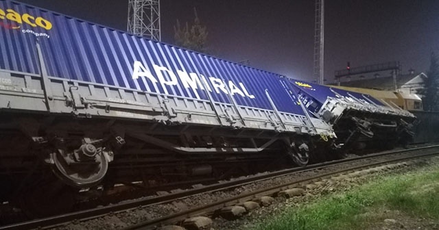 İzmir’de mermer taşıyan yük treni devrildi