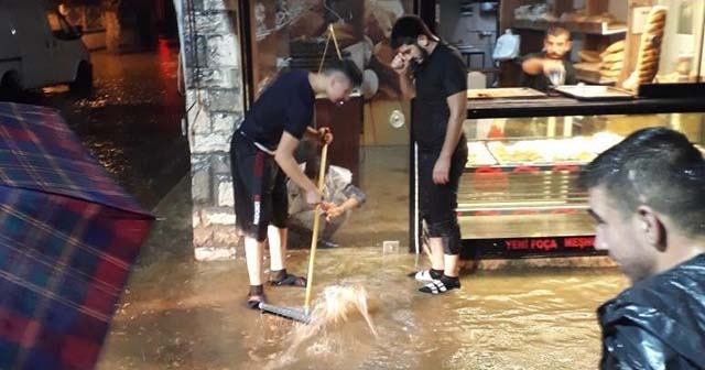 İzmir’de sağanak yağış hayatı felç etti