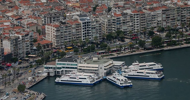 İzmir&#039;de vapur seferleri iptal edildi